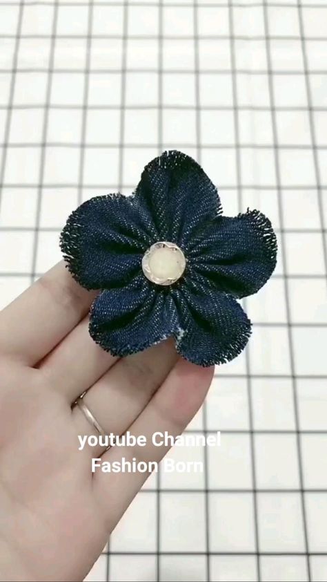 Jean Flowers Diy How To Make, Blue Jean Flowers Diy, Diy Denim Flowers Tutorials How To Make, Jeans Flowers Diy, How To Make Denim Flowers, Jean Flowers Diy, Diy Flowers With Fabric, Denim Bows Diy, Jean Decorations Ideas