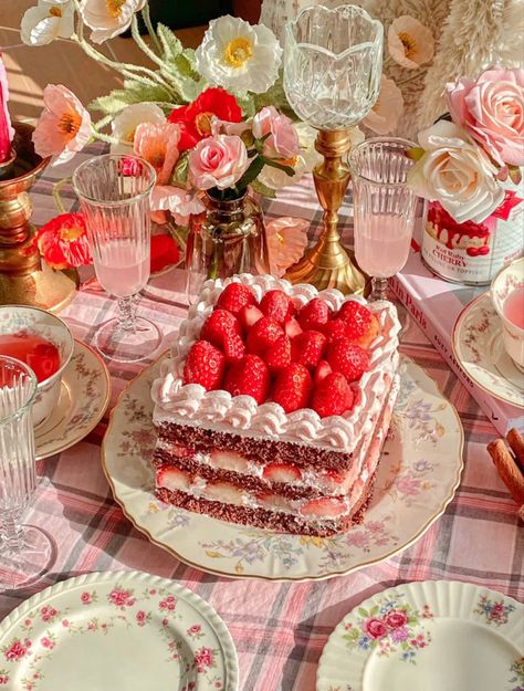 Strawberry Chocolate Cake, Strawberry Chocolate, Cute Baking, Just Cakes, Cute Desserts, Pink Cake, Strawberry Cake, Vintage Cake, Desert Recipes