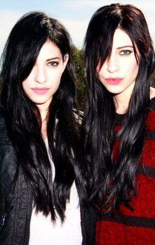 The Veronicas, Gorgeous Raven Hair, Long Black Hair Raven Black Hair Color, Black Hair And Pale Skin, Raven Purple Hair, Raven Black Hair, Raven With Long Hair Dc, Black Hair White Skin, Long Raven Black Hair, Ombre Wavy Hair, Black Hair Pale Skin