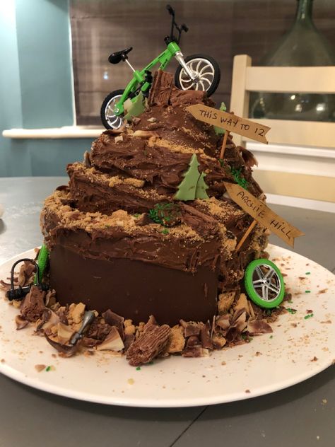 Mountain Biking Birthday Party, Mountain Biking Cake, Dirtbike Birthday Cakes, Mountain Bike Cake Ideas, Dirt Bike Theme Cake, Racetrack Cake, Dirt Bike Birthday Cakes For Boys, Bike Cakes For Boys, Biking Cake