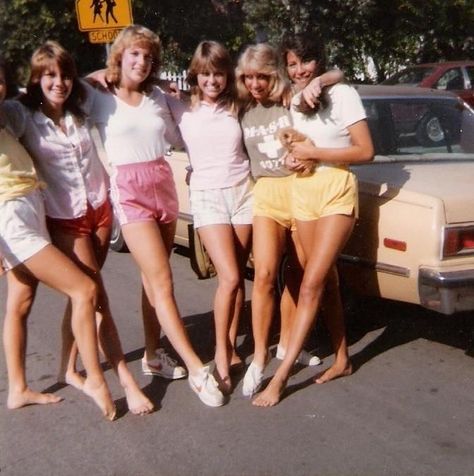 @80s_obssesed_ on Instagram: “California 1983” 70s High School Aesthetic, 80s High School Pictures, 80s High School Outfits, High School In The 80s, Preppy 80s Aesthetic, Summer In The 80s, 80s School Photos, 80s Fashion School, High School In The 90s