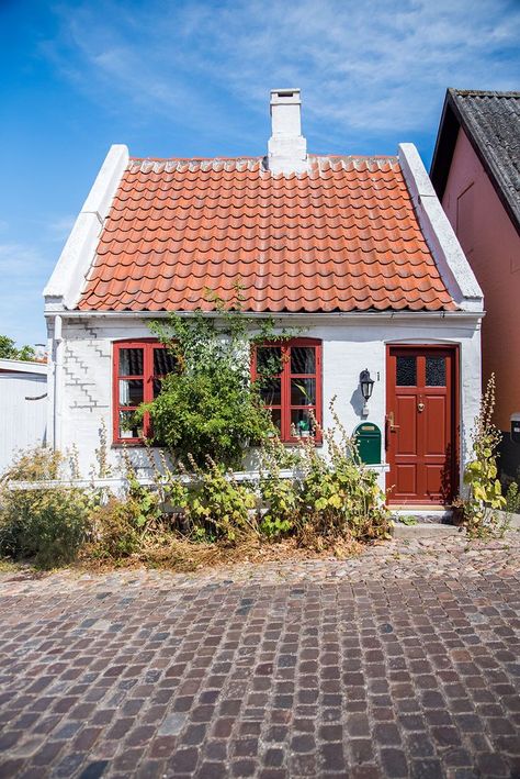 Ebeltoft, Denmark is a beautiful little village in Jutland, and I fell in love with the colorful cobblestone streets and sunny harbor! Sweet Home Aesthetic, Aesthetic Decoration Ideas, Beginners Watercolor, Cottage Plans, Aesthetic Decoration, Cobblestone Streets, Watercolor Subjects, Casa Vintage, Home Aesthetic