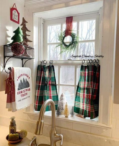 Christmas Kitchen Decor Ideas, Glamorous Christmas, Cozy Christmas Decor, Country Christmas Decorations, Kitchen Decor Ideas, Christmas Kitchen Decor, Fresh Christmas Trees, Christmas Decorations For The Home, Indoor Christmas