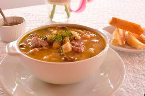 😍  👩‍🍳 RECETA DE MUTE SANTANDEREANO El mute santandereano es una sopa típica de la gastronomía colombiana, está hecha a base de carne de cerdo, callo y verduras. Por lo general suele hacerse los fines de semana de... 🇨🇴