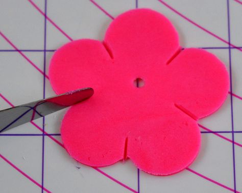 How to make hibiscus fondant flowers plus flip flops for Hawaiian theme cake Flowers With Fondant, Beach Party Cupcakes, Hawaiian Theme Cakes, Beach Theme Cupcakes, Hawaii Cake, Fondant Tips, Hawaiian Cake, Cupcakes Fondant, Dry Leaves