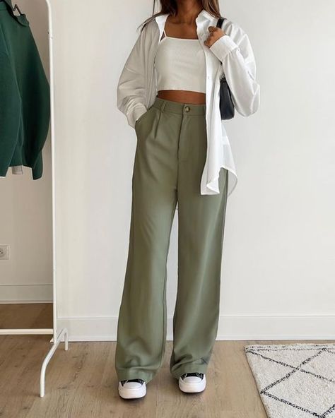 Spring outfits | Trendy outfits spring Green Utility Pants Outfits, Olive Pants Outfit, Cozy Spring Outfits, Olive Green Outfit, Outfit Ideas March, Cute And Aesthetic, Trendy Spring Outfits, Minimalist Fashion Women, Modest Fashion Hijab