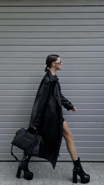 Dark Feminine Style, City Fashion Photography, Mia Bag, Outfit Botas, Ny Outfits, All Black Fashion, Fashion Photography Inspiration, Closet Fashion, Feminine Outfit