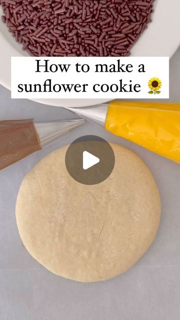 Sunflower Buttercream Cookies, Sunflower Cookies Decorated Royal Icing, Sunflower Desserts Treats, Sunflower Birthday Cookies, Sunflower Sugar Cookies Royal Icing, Sunflower Royal Icing Cookies, Sunflower Cookies Royal Icing, Cookie Videos Decorating, Sunflower Cookies Decorated