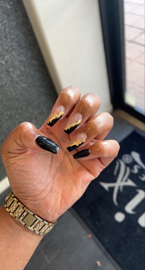 Nails To Match Black And Gold Dress, Black And Gold Chrome Nails Designs, Black And Gold Nails Ideas Short, Hoco Nails Gold And Black, Black Gold Nails Short, Black Gold Chrome Nails, Black Nails And Gold, Graduation Nails Black And Gold, Cute Black And Gold Nails