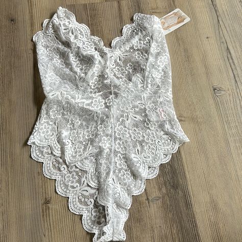 New With Tags Style Ss924 Medium Lingerie For Honeymoon, Coquette White Wedding Sleepwear, White Wedding Lingerie, White Lingerie Dress Vintage, Luxury White Lace Intimates, Bridal Lingerie Set, White Vintage Sleepwear With Delicate Lace, Yellow Lingerie, White Lace Lingerie