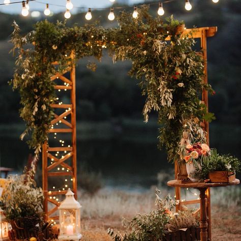 Wooden Arch Christmas Decor, Christmas Arbor Decorating, Christmas Wedding Arch, Winter Mountain Wedding, Wedding Arbors, Altar Design, Wood Arch, Wooden Arch, Wedding Altars