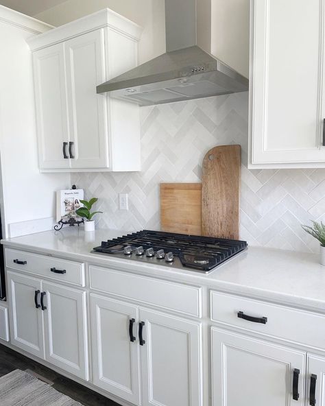 Herringbone Backsplash Kitchen, Backsplash Kitchen White Cabinets, Backsplash For White Cabinets, Model Dapur, White Kitchen Backsplash, Gray And White Kitchen, White Kitchen Remodeling, Kabinet Dapur, Kitchen Backsplash Designs