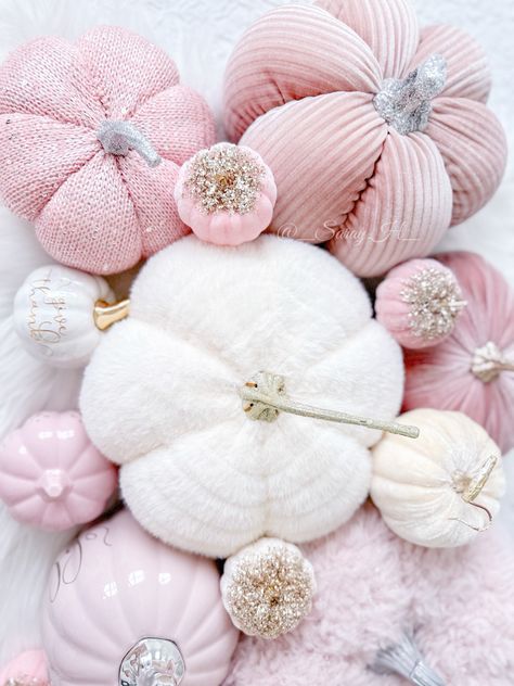 Blush Pink Fall Decor, Fall Asthetic Pink, Pink Autumn Decorations, Pink And Gold Pumpkins, Pink Fall Pumpkin Wallpaper, Agua Florida, Girly Autumn, Lv Planner, Pumpkin Cottage