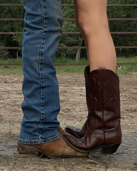 Southern Boyfriend, Southern Aesthetic Country, Country Dancing Aesthetic, Foto Cowgirl, Botas Western, Miley Stewart, Cowboy Romance, Cowboy Aesthetic, Cowboy Baby