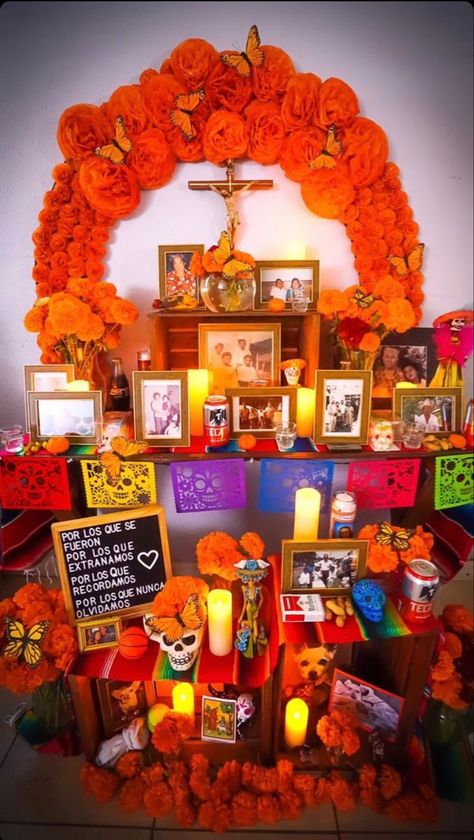 Day Of The Dead Ofrenda Altars, Offrenda Table Ideas Diy, Dia De Los Muertos Centerpiece Ideas, Ofrenda Ideas Diy, Small Ofrenda Ideas, Diy Ofrenda, Diy Ofrenda Alter, Mexican Ofrenda, Dia De Los Muertos Crafts Ideas