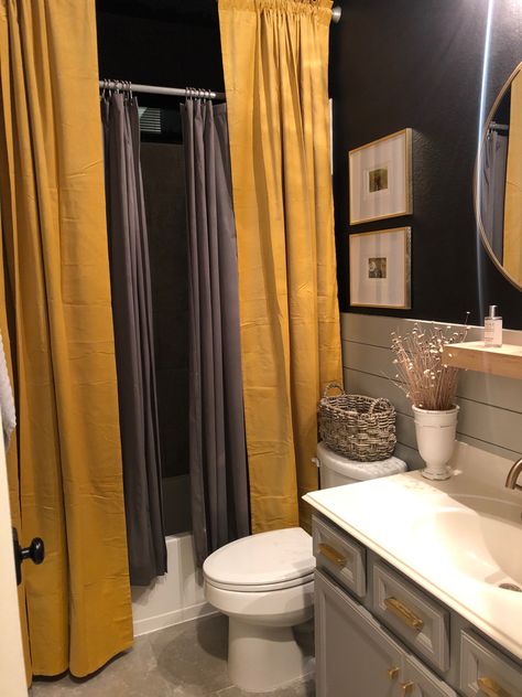 Orange Bathroom Ideas Decoration, Black White And Yellow Bathroom Ideas, Yellow And Brown Bathroom Ideas, Mustard Bathroom Decor, Yellow And Black Bathroom, Curtains In Bathroom, Yellow Velvet Curtains, Yellow Bathroom Ideas, Girl Bathroom Decor