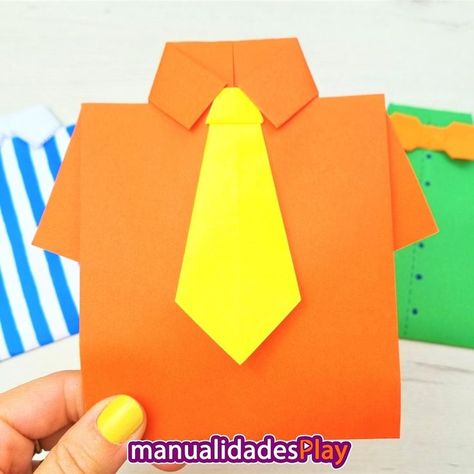 Aprende a hacer esta camisa de origami paso a paso de forma muy fácil y rápido. Para hacerla tan solo necesitas una hoja de papel A4 y seguir el vídeo paso a paso que te dejo en el enlace. Y ya verás que en unos minutos la tendrás hecha. Sin duda, es un regalo muy bonito para el día del padre. Puedes usarla para pegarla en una postal, como sobre o simplemente para poner un mensaje dentro felicitando a tu papá. Para más manualidades para el día del padre visita nuestro canal de youbue. Ideas Para El Dia Del Padre, Fathers Day, Origami, Instagram