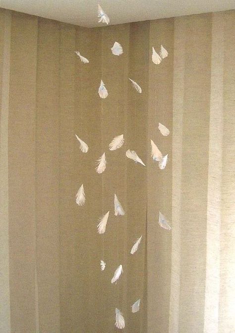 Hanging Feather Decor, Feather Mobile, Moroccan Riad, Diy Concrete Planters, Paper Feathers, Super Party, Feather Decor, Feather Art, Ceiling Hanging