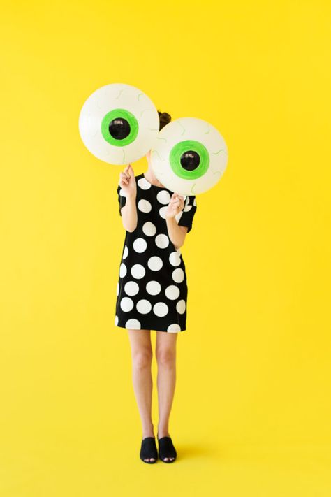 DIY Eyeball Balloons | studiodiy.com Balloon Projects, Cheap Halloween Party, Creative Diy Costumes, Diy Halloween Dekoration, Halloween Balloon, Holiday Balloons, Creepy Eyes, Spooky Home Decor, Spooky Home