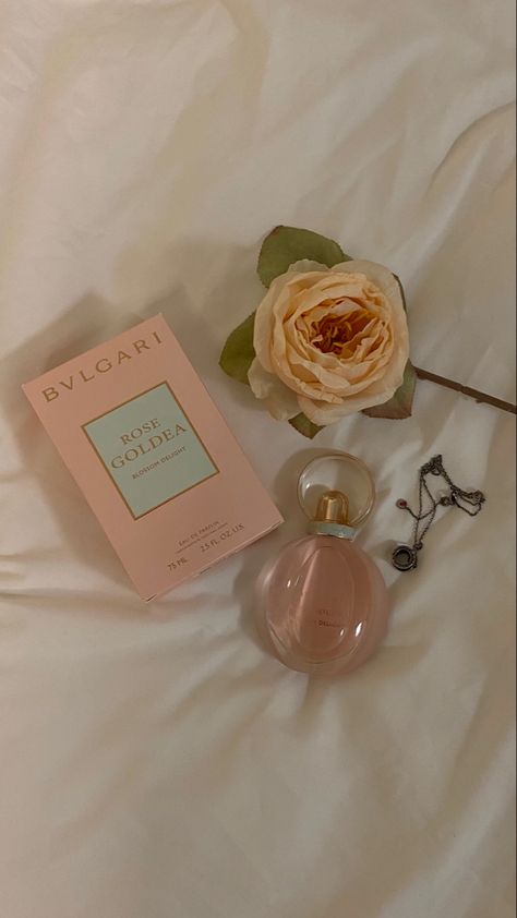 Flower Perfume Aesthetic, Bulgari Aesthetic, Bulgari Perfume, Bvlgari Perfume, Bvlgari Rose, Light Feminine, Flower Perfume, Perfume Oils, Women Perfume