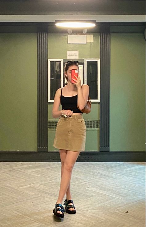 Style Corduroy Skirt, Cordrouy Skirt Outfit, Brown Skirt And Black Top, Courderoy Skirt, Corduroy Skirt Outfits, Outfits With Corduroy Skirt, Tan Denim Skirt Outfit, Khaki Skort Outfit, Courdaroy Skirt Outfit