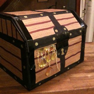 Simple Cardboard Pirate Treasure Chest Gift Box Make A Treasure Chest, Cardboard Treasure Chest, Diy Treasure Chest, Treasure Chest Craft, Carton Diy, Spongebob Party, Pirate Treasure Chest, Spongebob Birthday, Pirate Birthday Party