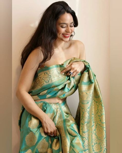 Soundarya Sharma, Saree Photoshoot, Family Images, Indian Models, My Job, Beauty Collection, Indian Beauty Saree, The Shirt, Desi Beauty