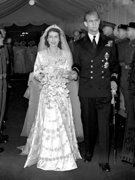 image Queen Elizabeth Wedding, Princesa Elizabeth, Norman Hartnell, Prins Harry, Reine Elizabeth Ii, Reine Elizabeth, Royal Wedding Dress, Elisabeth Ii, Princess Elizabeth