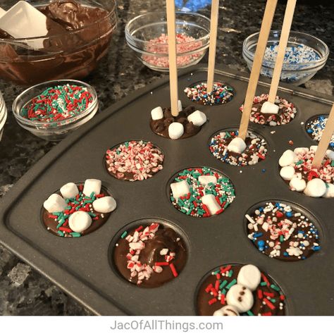 Chocolate Stirrers, Hot Chocolate On A Stick, Joululahjat Diy, Hot Chocolate Stirrers, Kid Friendly Meals Easy, Hot Chocolate Spoons, Diy Hot Chocolate, Hot Chocolate Gifts, Chocolate Sticks