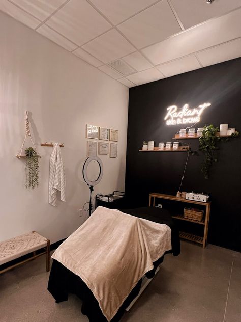 Luxury Esthetician Room Ideas, Black And Beige Esthetician Room, Black And Wood Esthetics, Cozy Facial Room, Black Wall Spa Room, Relaxing Esthetician Room, Black And Beige Lash Room, Beauty Esthetician Room, Black Spa Esthetic