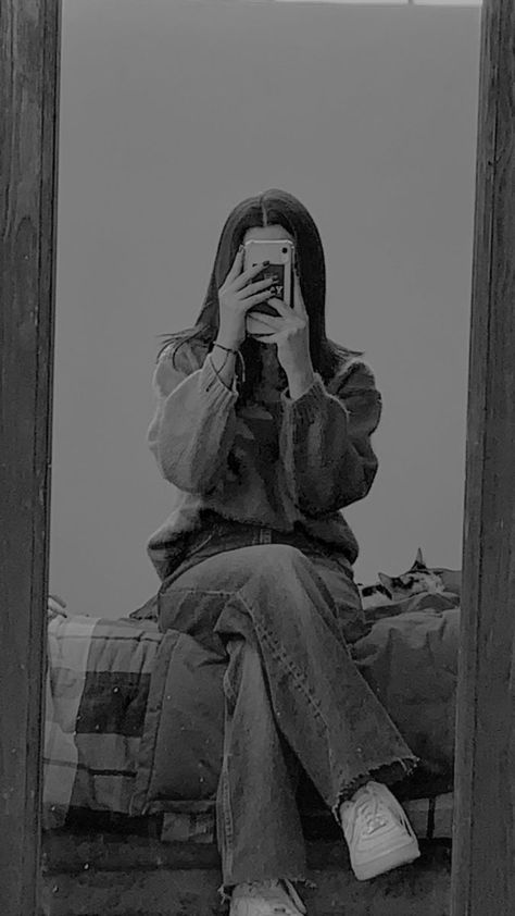 Black And White Girls Dpz, Black Selfies, Black And White Mirror Selfie, Cute Selfie Poses, Black Dp, Instagram Dp, Selfie Photography, Mirror Selfie Poses, Self Portrait Poses