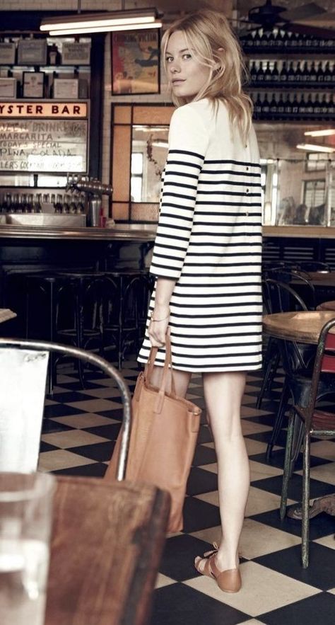 A striped dress and leather tote. French Street Style, Style Parisienne, Camille Rowe, Mode Tips, French Street Fashion, Parisienne Chic, French Street, Navy Style, French Girl Style