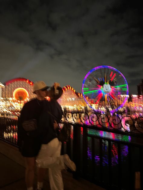 Disneyland Couple Aesthetic, Disneyland With Boyfriend, Theme Park Couple, Disney Couple Aesthetic, Couple At Disney, Couple Disney Pictures, Disney Couple Pictures, Disneyland Poses, Disneyland Couples Pictures