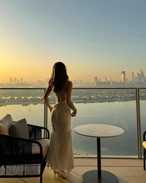 ashleigh huỳnh | sunrise in Dubai. @atlantistheroyal #AtlantisTheRoyal | Instagram Dubai Pics Ideas, Dubai Poses, Dubai Instagram Pictures, Sunrise Pics, Digital Pics, Dubai Aesthetic, Dubai Lifestyle, Sunrise Pictures, Vision Board Photos