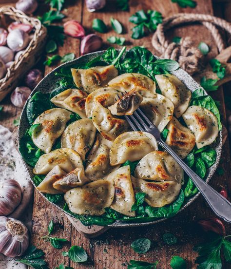 Piroggen Vegan Pierogi, Mushroom Filling, Vegan Ravioli, Veggie Nuggets, Vegan Dumplings, Pierogi Recipe, Vegan Comfort Food, God Mat, How To Cook Potatoes