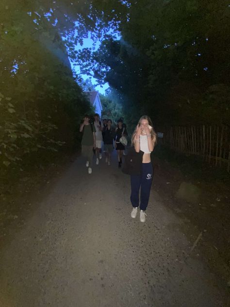 friend group, blurry, nighttime aesthetic, summer, british, british summer aesthetic Summer Nighttime Aesthetic, Trashy Summer Aesthetic, School In Summer, Chaotic Summer Aesthetic, Summer Friend Pics, Country Side Summer, Summer Aesthetic Grunge, Summer In Uk, Night Summer