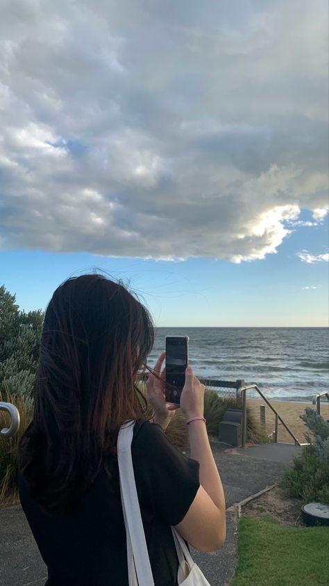 Caught Off Guard Pictures Aesthetic, Photo Of Someone Taking A Photo, Picture Of Someone Taking A Picture, Solo Poses Ideas Aesthetic, Candid Girlfriend Picture, Candid Beach Photos, Candids Pics, Candid Pics Aesthetic, Candids Aesthetic