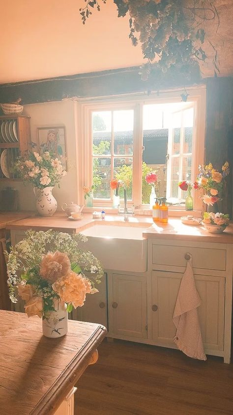 Sunshine Kitchen, Big Cottage, Pretty Kitchen, Cottage Kitchens, Mountain Homes, Barbie Dream House, Dream House Interior, Cottage Homes, House Inspo