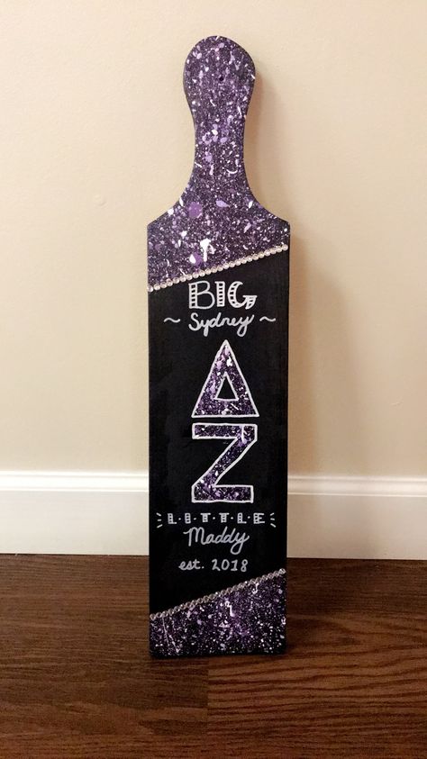 Big little paddle. Purple paint splatter. Delta zeta. Purple Sorority Paddles, Delta Zeta Paddle Ideas, Delta Zeta Paddle, Greek Paddles Sorority, Sorority Paddles Ideas, Paddle Sorority Big, Sorority Baskets, Big Little Paddles, Paddle Ideas