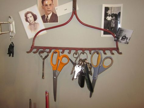 Catch all hanger. Rake Craft, Rake Decor, Windows Repurposed, Danville Kentucky, Woodcraft Ideas, Rake Head, Repurposed Windows, Craft Scissors, Vintage Decorating