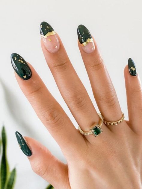 Half-dip green nails with gold foils Emerald Manicure, Forest Green Almond Nails, Emerald Green And Gold Nails, Dark Emerald Green Nails, Emerald Green Nail Ideas, Green And Gold Nails, Emerald Green Nail Polish, Emerald Green Nails, Gold Glitter Nail Polish