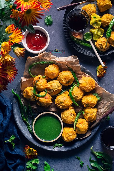 Batata Vada, Coriander Chutney, Chef Dishes, Chaat Recipe, Green Chutney, Gujarati Recipes, South Indian Food, Evening Snacks, Fair Food Recipes