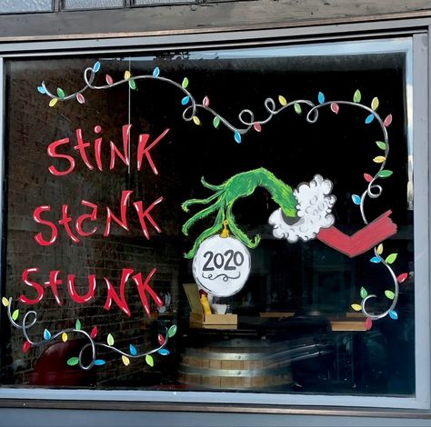 Snow Spray Art On Windows Easy, The Grinch Window Painting, Christmas Mirror Art, Christmas Mirror Painting Ideas, Christmas Mirror Painting, Simple Christmas Window Painting, Grinch Window Art, Christmas Paintings On Windows, Grinch Window Painting