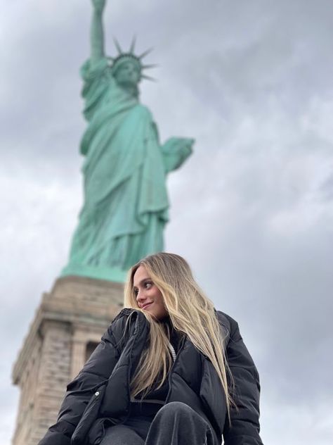 NYC Photo Spots: 15 Locations You Don't Want To Miss Winter Fashion Outfits New York, New York Selfies Instagram, Nyc Poses New York City, New York Winter Pictures, New York Pictures Aesthetic, Nyc Pic Inspo Winter, New York Winter Picture Ideas, Nyc Aesthetic Photos, Nyc Photoshoot Ideas Winter