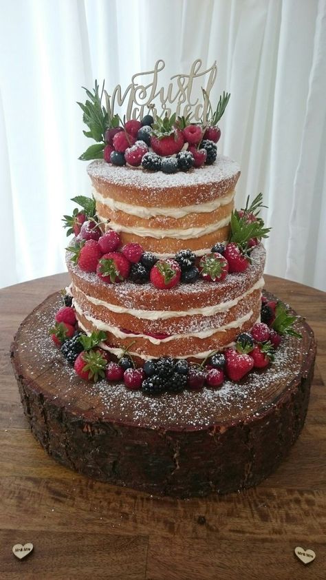 Fruit Cake For Wedding, Wedding Cake With Fresh Fruit, Naked Cake With Fruit, Naked Cake Birthday, Rustic Naked Wedding Cake, Cake With Fresh Fruit, Berry Wedding Cake, Barn Wedding Cakes