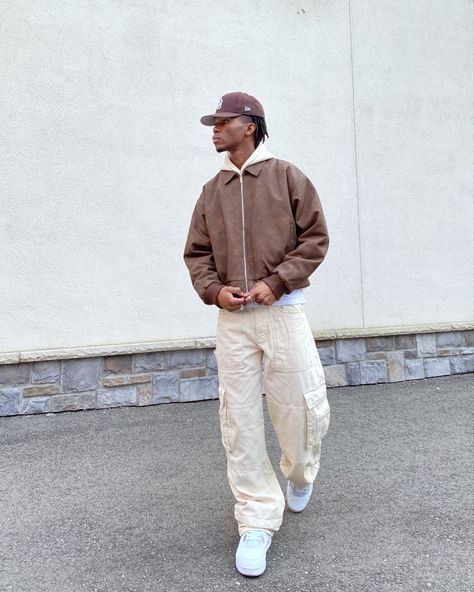 Mocha Mousse Outfit Men, Beige Cargo Pants Outfit Men, Beige Outfit Men, Beige Cargo Pants Outfit, Brown Aesthetic Outfit, Cargo Pants Outfit Men, Oversized Hoodie Men, Urban Photoshoot, Beige Cargo Pants