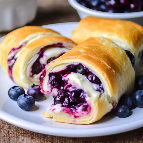 Blueberry Cheesecake Rolls, Cheesecake Rolls, Blueberry Desserts Recipes, Cooking Sweets, Ice Cream Rolls, Cream Cheese Crescent Rolls, Honey Suckle, Crescent Recipes, Blueberry Ice Cream