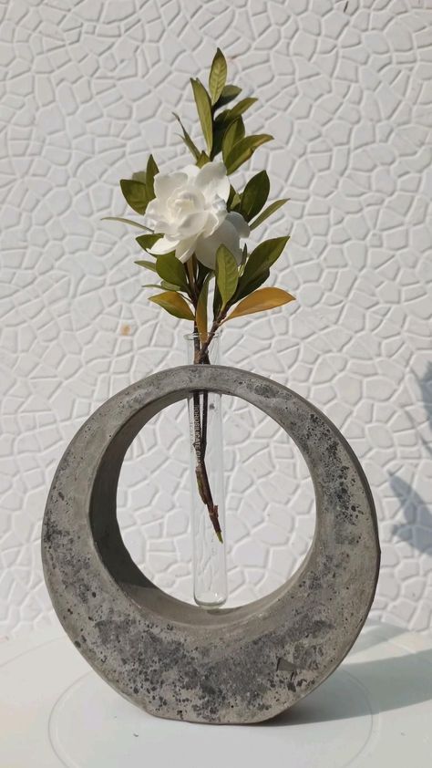 Paper Flower Pot, Diy Flower Pot, Cement Diy, Concrete Diy Projects, Pot Vase, Paper Peonies, Diy Plant Hanger, Garden Crafts Diy, Art Decor Diy