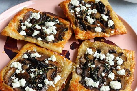 Mushroom Tarts, Flat Mushrooms, Puff Pastry Tarts, Upside Down Pizza, Mushroom Recipes Vegan, Mushroom Filling, Mushroom Tart, Butter Puff Pastry, Puff Pastry Tart