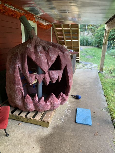 Paper Mache For Outdoors, Halloween Paper Mache Ideas, Paper Mache Pumpkins Diy How To Make, Halloween Pumpkin Patch Ideas, How To Make A Giant Pumpkin, Giant Paper Mache Head, Paper Mache Projects Halloween, Cardboard Diy Halloween Decorations, Paper Mache Gnome